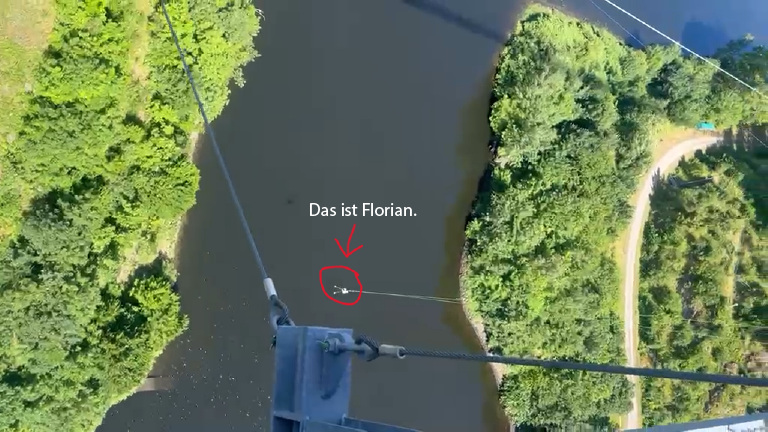 Unser Kollege Florian beim Giga-Swing über den Fluss.