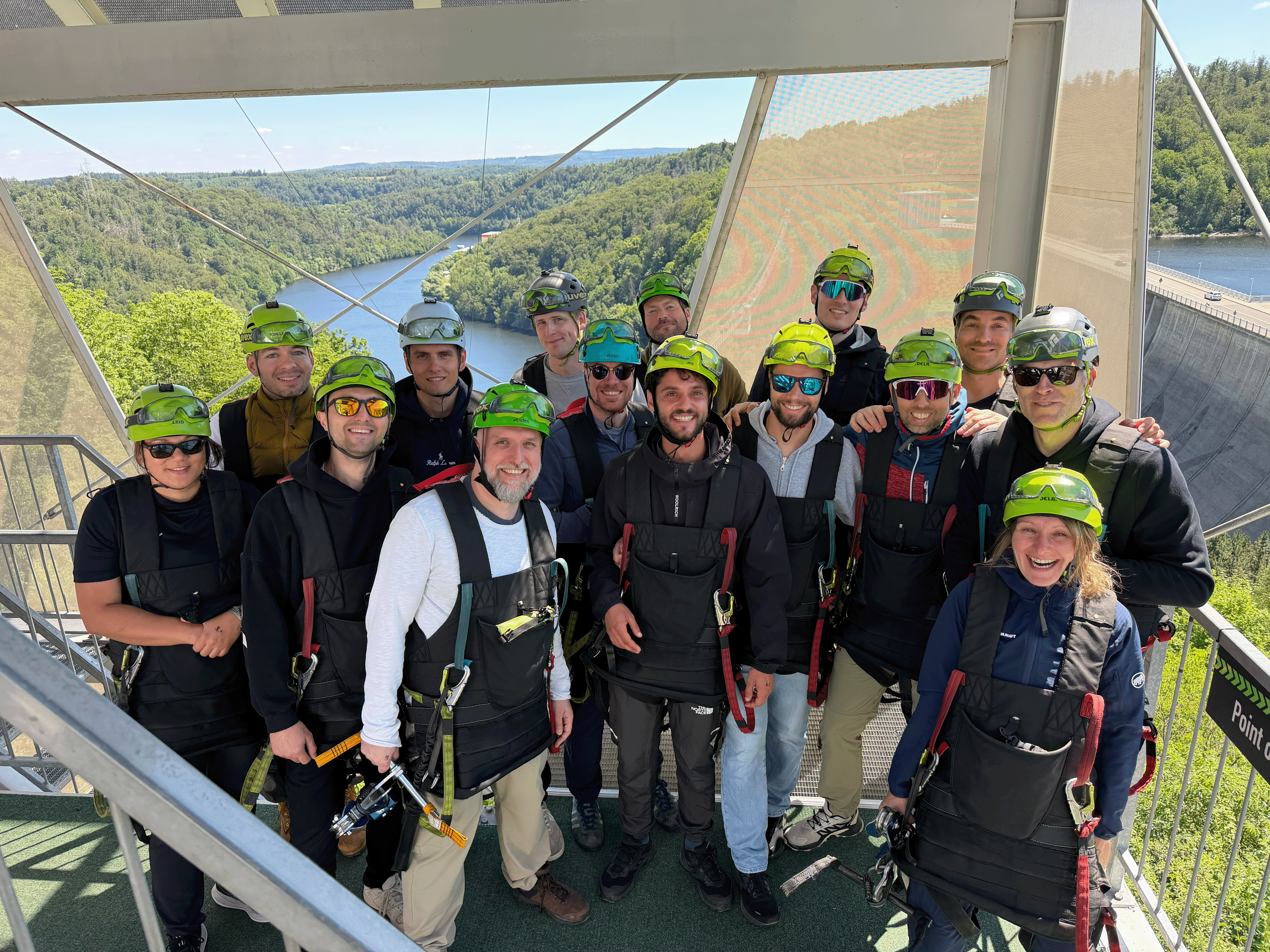 Gruppenfoto des Complion Teams vor der Fahrt mit der Seilbahn